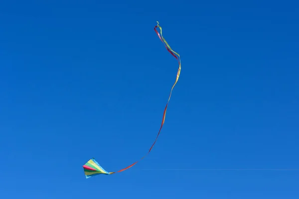 Kite Voando Céu Claro Azul Dia Ensolarado — Fotografia de Stock