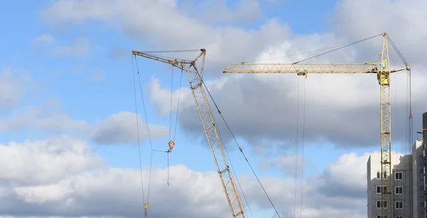 Deux Grues Construction Sur Fond Ciel Bleu Avec Des Nuages — Photo