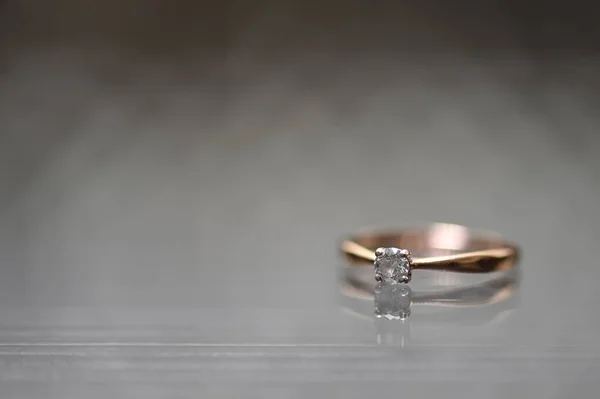 Engagement Ring Glass Surface Reflection Macro Photography — Stock Photo, Image