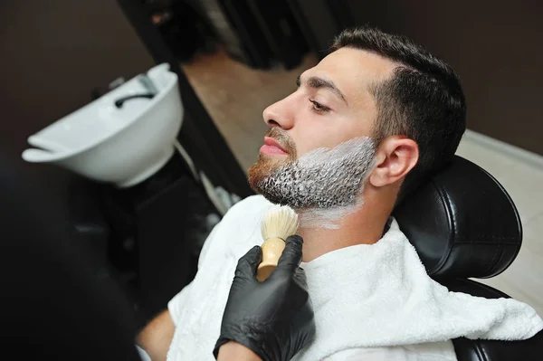 Парикмахер Наносит Пену Кистью Мужское Лицо Сбрить Бороду — стоковое фото