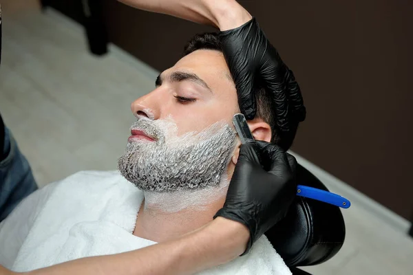 Fryzjer Golenie Brody Męskiej Ostrzem Sklepie Męskim Fryzjer — Zdjęcie stockowe