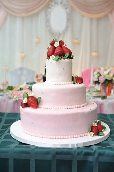 魔法とイチゴで飾られたウェディングケーキ — ストック写真