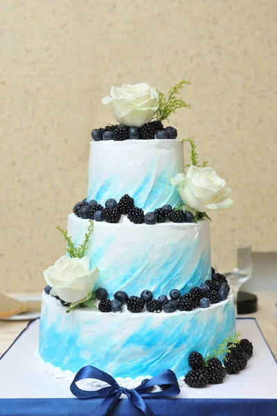 Blaue Hochzeitstorte Mit Blaubeeren Brombeeren Und Rosenblüten — Stockfoto