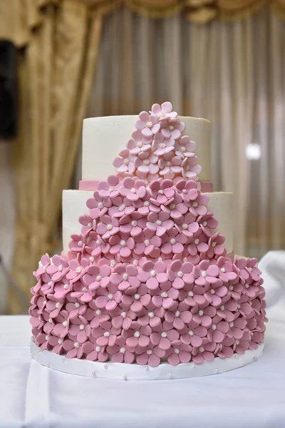 Dreistöckige Hochzeitstorte Mit Kleinen Rosafarbenen Blüten Aus Mastix — Stockfoto