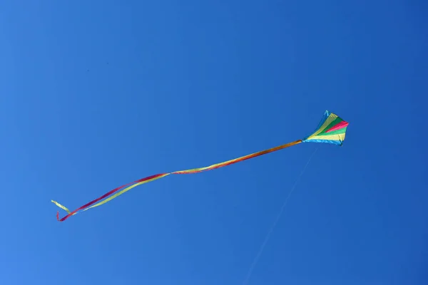 Drachenfliegen Bei Klarem Und Blauem Himmel Sonnigen Tag — Stockfoto
