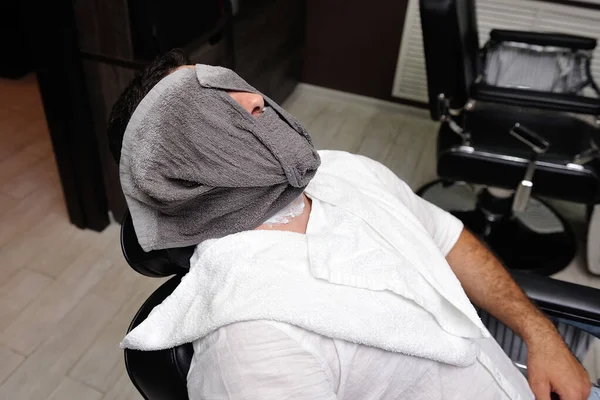 Close View Master Fryzjer Przygotowanie Męskiej Twarzy Golenia Gorącym Ręcznikiem — Zdjęcie stockowe