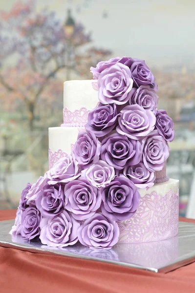 ライラック色の質素な装飾が施されたマスチックとバラで飾られた3層のウェディングケーキ — ストック写真