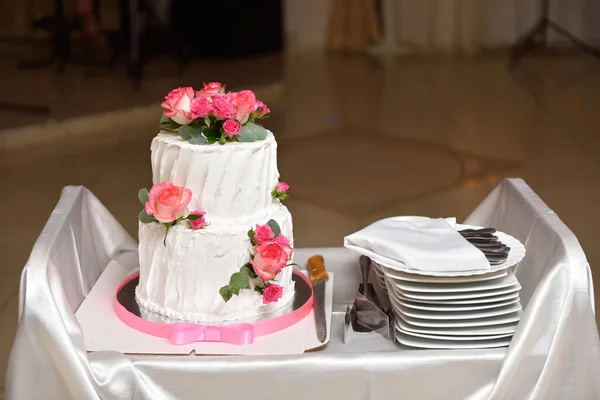 Zweistöckige Hochzeitstorte Mit Weißer Sahne Und Rosa Rosenblüten — Stockfoto