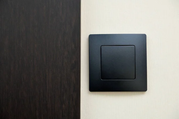 Современный Выключатель Света Черного Пластика Рядом Входной Дверью — стоковое фото