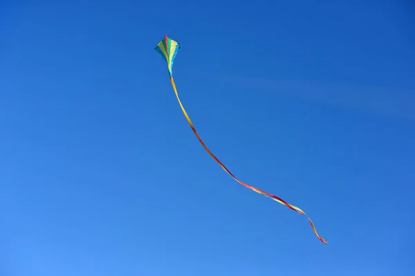 Kite Flyger Klar Och Blå Himmel Solig Dagtid — Stockfoto