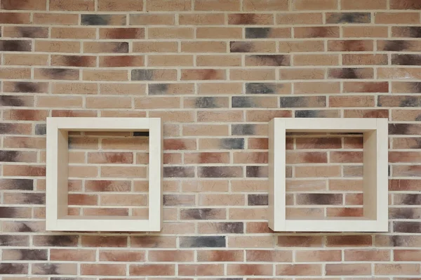 Półki Postaci Kwadratów Zamontowanych Ścianie Cegły — Zdjęcie stockowe