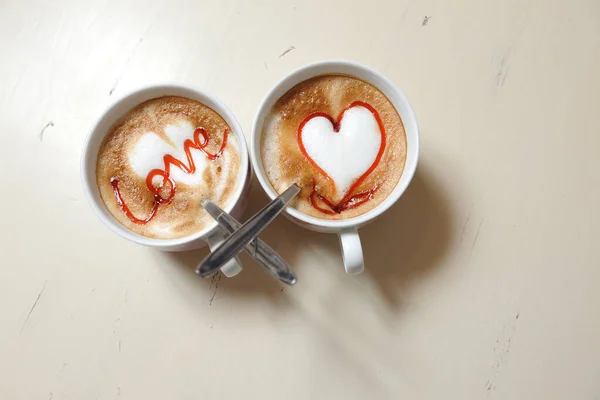 Duas Xícaras Café Mesa Com Fotos Coração Inscrição Amor — Fotografia de Stock