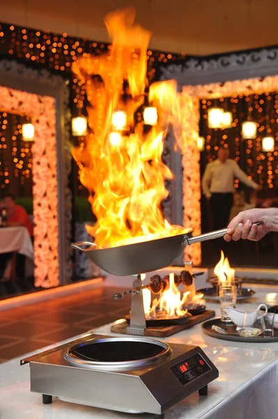 Pokaz Gotowania Szef Kuchni Przygotowuje Jedzenie Patelni Ogniem — Zdjęcie stockowe