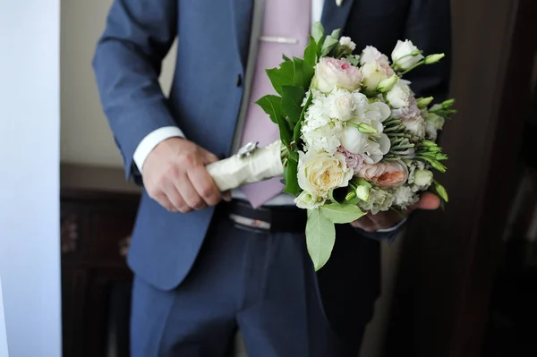 Руки Мужчины Держащего Свадебный Букет Цветов — стоковое фото
