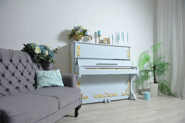 Interesante Interior Primavera Contra Pared Blanca Piano Azul Con Velas — Foto de Stock