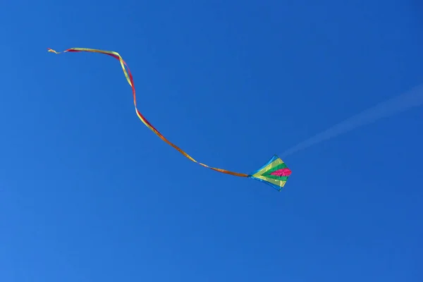 Kite Πετούν Καθαρό Και Μπλε Ουρανό Την Ηλιόλουστη Μέρα — Φωτογραφία Αρχείου