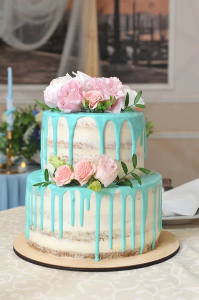 Two Tiered Cake Decorated Fresh Flowers Roses Flowing Drips Blue — Stock Photo, Image