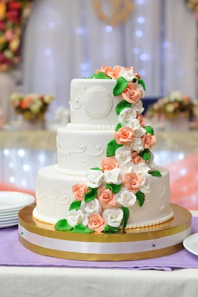 Dreistöckige Hochzeitstorte Mit Mastix Und Aus Blumen Geformten Rosen — Stockfoto