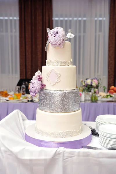 Vierstöckige Hochzeitstorte Mit Mastix Und Pfingstrosen — Stockfoto