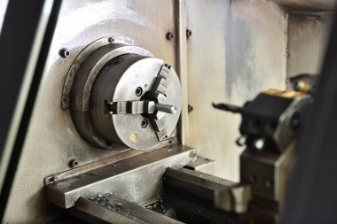 Yüksek hassasiyetli Cnc endüstriyel torna dönüşüm makinesinin işlenmesinde Spindle chuck ve yüklü metal parçası 