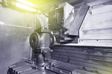 Cnc makinesinin masasına delik açmak ve delik açmak için kurulmuş valf oluşturma tabanı.