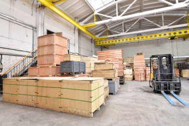 Geniş ve hafif depo, ahşap kutularla dolu kargo deposu..