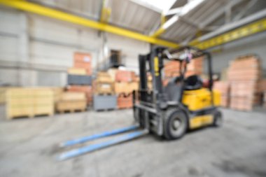 Depoda ahşap kutularla bulanık arkaplan.