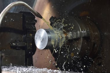 Yüksek hassasiyetli Cnc endüstriyel torna dönüşüm makinesinin işlenmesinde Spindle chuck ve yüklü metal parçası 