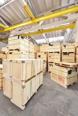 Geniş ve hafif depo, ahşap kutularla dolu kargo deposu..