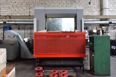 Metalle çalışmak için Cnc makinesi, fabrikada biraz kirli..