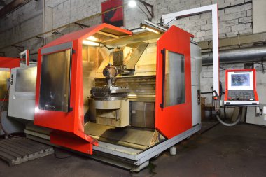Metalle çalışmak için Cnc makinesi, fabrikada biraz kirli..
