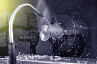 Yüksek hassasiyetli Cnc endüstriyel torna dönüşüm makinesinin işlenmesinde Spindle chuck ve yüklü metal parçası 