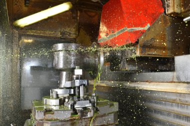 Cnc makinesindeki vana gövdesinde delme ve öğütme işlemi.