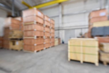 Depoda ahşap kutularla bulanık arkaplan.
