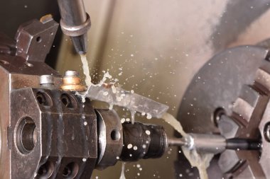 Cnc makinesindeki soğutucu sondajın yapıldığı yere akıyor