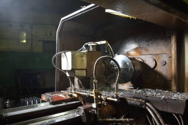 Yüksek hassasiyetli Cnc endüstriyel torna dönüşüm makinesinin işlenmesinde Spindle chuck ve yüklü metal parçası 