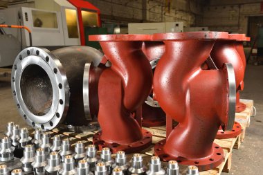 Demir borular, değirmen makinesinde daha fazla işlem yapmadan önce tahta panelde kapakçık oluşturmak için temel. Fabrikadaki kırmızı üsler..