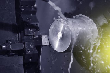 Yüksek hassasiyetli Cnc endüstriyel torna dönüşüm makinesinin işlenmesinde Spindle chuck ve yüklü metal parçası 
