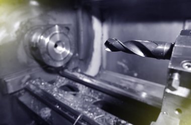 Delik açmak için Cnc makinesinde büyük matkap ayarlandı.