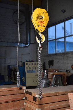 Fabrikada ağır yük kaldırmak için elektrikli vinç.. 
