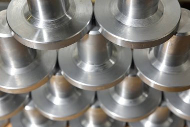 Demir bileşenleri grubu kapakçık üretim tesisinde. Musluğun içindeki çekilebilir valfler..