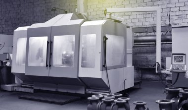 Metalle çalışmak için Cnc makinesi, fabrikada biraz kirli..