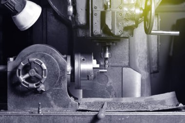 Yüksek hassasiyetli Cnc endüstriyel torna dönüşüm makinesinin işlenmesinde Spindle chuck ve yüklü metal parçası 