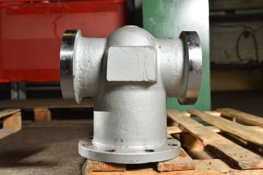 Gri metal boru, değirmen makinesinde daha fazla işlem yapılmadan önce tahta panelde valf yapmak için temel. Fabrikada valf üretmek için temel. Kapat.