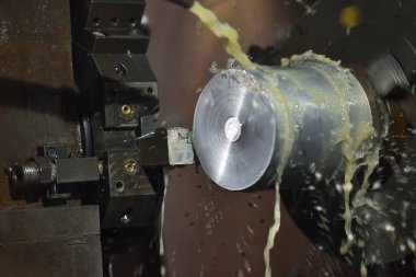 Yüksek hassasiyetli Cnc endüstriyel torna dönüşüm makinesinin işlenmesinde Spindle chuck ve yüklü metal parçası 