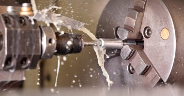 Yüksek hassasiyetli Cnc endüstriyel torna dönüşüm makinesinin işlenmesinde Spindle chuck ve yüklü metal parçası 