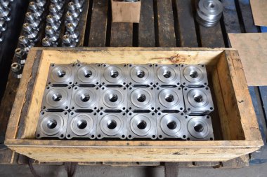 Metal kare parçalar su valfleri için ya da fabrikadaki tahta kutunun üzerindeki gaz için.