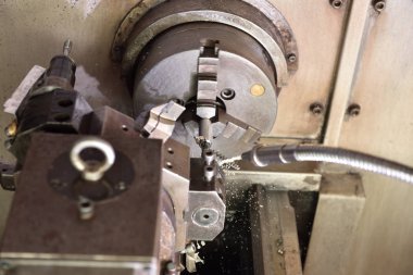 Yüksek hassasiyetli Cnc endüstriyel torna dönüşüm makinesinin işlenmesinde Spindle chuck ve yüklü metal parçası 