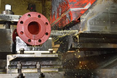 Cnc makinesindeki vana gövdesinde delme ve öğütme işlemi.