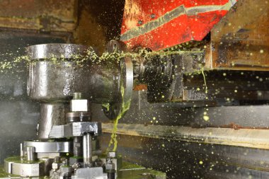 Cnc makinesindeki vana gövdesinde delme ve öğütme işlemi.